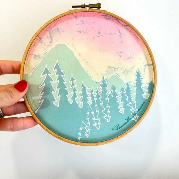 Signed Hand painted silk embroidery silk art on wood hoop 7” - Picture 3 of 8